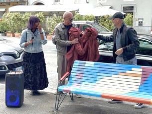 Gli artisti con Sudha Castiglione inaugurano la panchina
