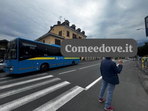 Luserna, il nonno indica il cartello della fermata dove il bus ha chiuso le porte in faccia al nipote