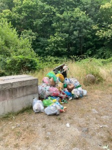 Un segno di inciviltà che si ripete ogni domenica