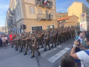 alpini in arme sfilano