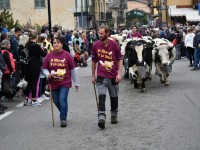 Un momento della sfilata per le vie di Bobbio Pellice