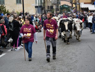 Un momento della sfilata per le vie di Bobbio Pellice