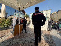 Pinerolo, protesta al gazebo di Futuro Nazionale e dei partiti della destra: slogan al megafono, intervengono i carabinieri