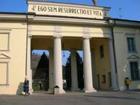 A Pinerolo si potranno nuovamente portare i fiori sulle tombe: riapre il cimitero